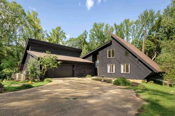 11.9 Acres of Land with Home for Sale in Muscle Shoals, Alabama