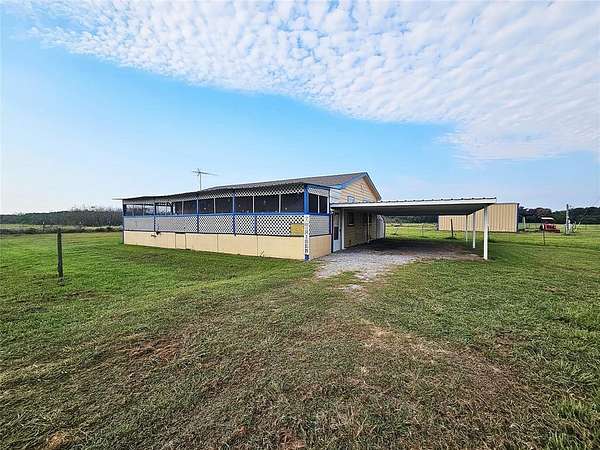 9.4 Acres of Residential Land with Home for Sale in Groesbeck, Texas