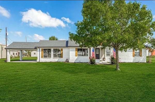 4.6 Acres of Residential Land with Home for Lease in Van Alstyne, Texas