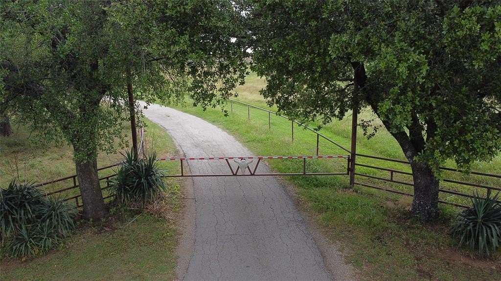 8 Acres of Residential Land with Home for Lease in Gainesville, Texas