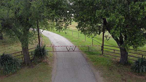 8 Acres of Residential Land with Home for Lease in Gainesville, Texas