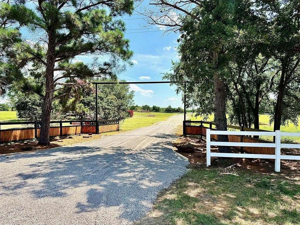 9.5 Acres of Land for Sale in Valley View, Texas