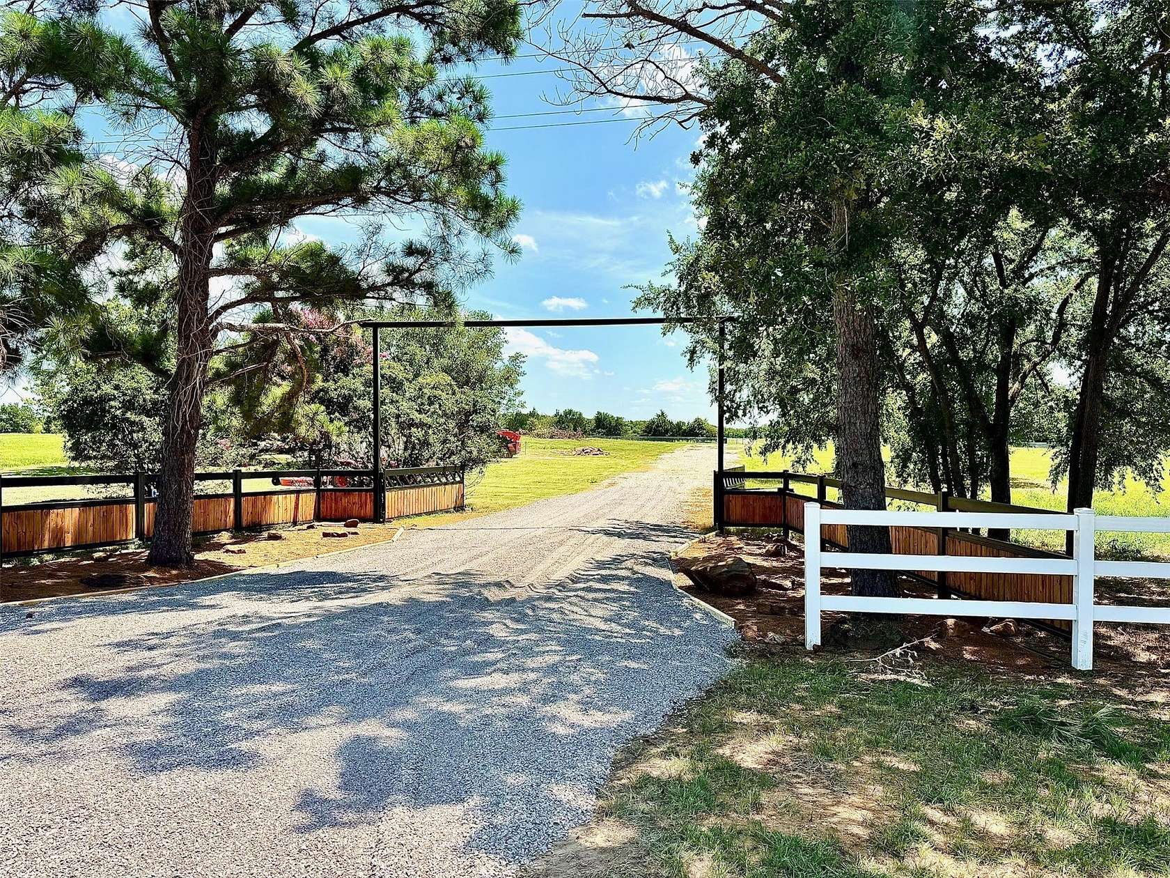 9.5 Acres of Land for Sale in Valley View, Texas