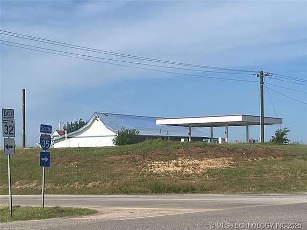 5.12 Acres of Improved Mixed-Use Land for Sale in Marietta, Oklahoma