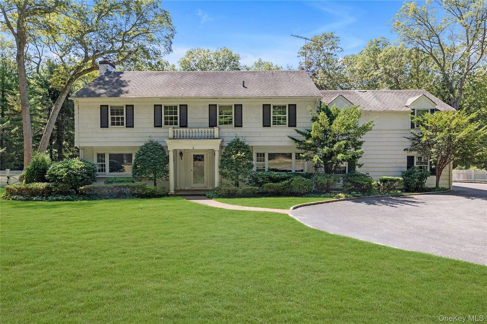 2.1 Acres of Residential Land with Home for Sale in Upper Brookville, New York