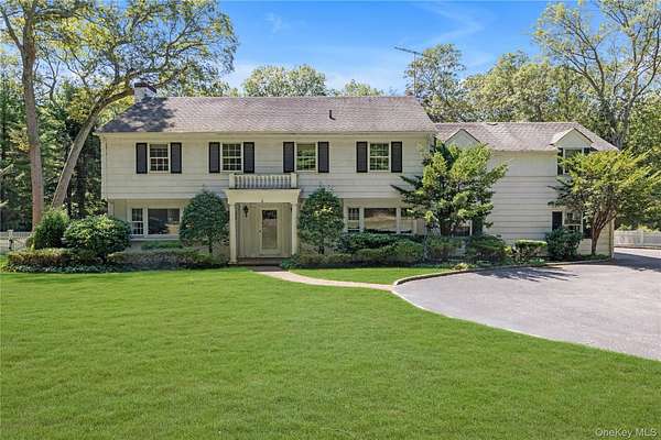 2.1 Acres of Residential Land with Home for Sale in Upper Brookville, New York