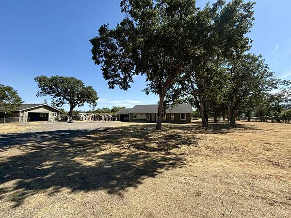 5 Acres of Residential Land with Home for Sale in White City, Oregon