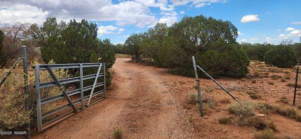 1.13 Acres of Residential Land with Home for Sale in Snowflake, Arizona