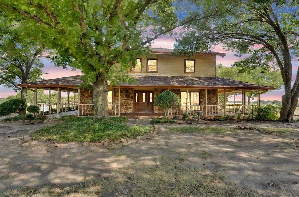 10 Acres of Land with Home for Sale in Oak Leaf, Texas