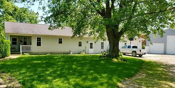 8 Acres of Residential Land with Home for Sale in Newton, Illinois