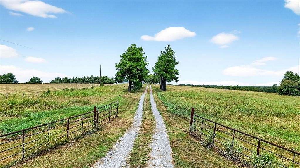 66 Acres of Agricultural Land with Home for Sale in Savoy, Texas