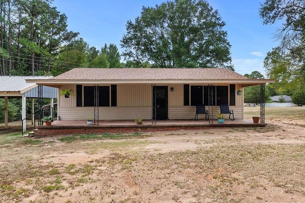 1.79 Acres of Residential Land with Home for Sale in Jacksonville, Texas