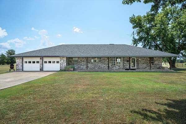 2.4 Acres of Improved Mixed-Use Land for Sale in Edgewood, Texas