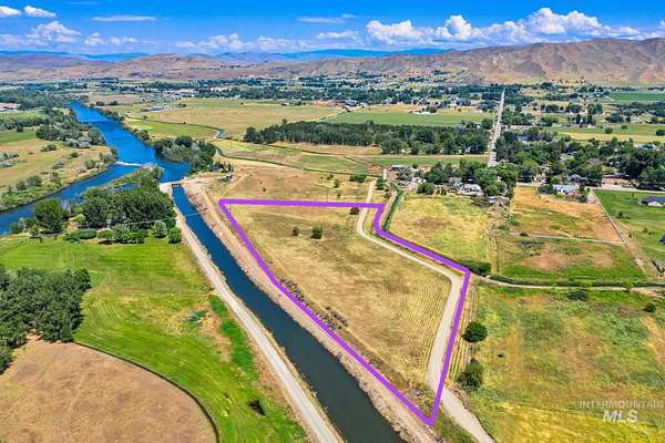 6 Acres of Residential Land with Home for Sale in Emmett, Idaho