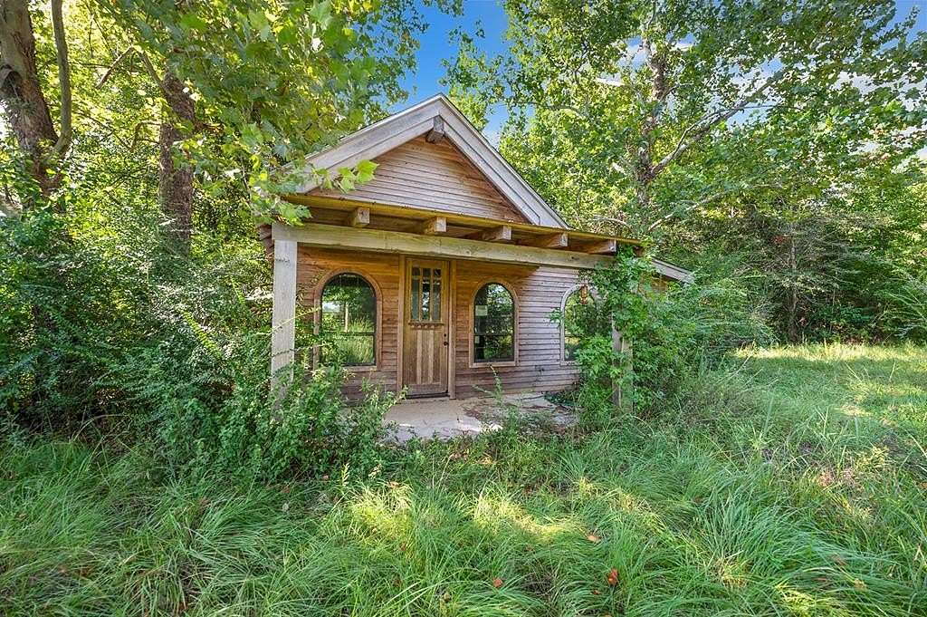 10 Acres of Residential Land with Home for Sale in Call, Texas