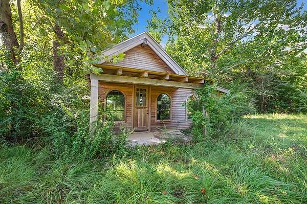 10 Acres of Residential Land with Home for Sale in Call, Texas