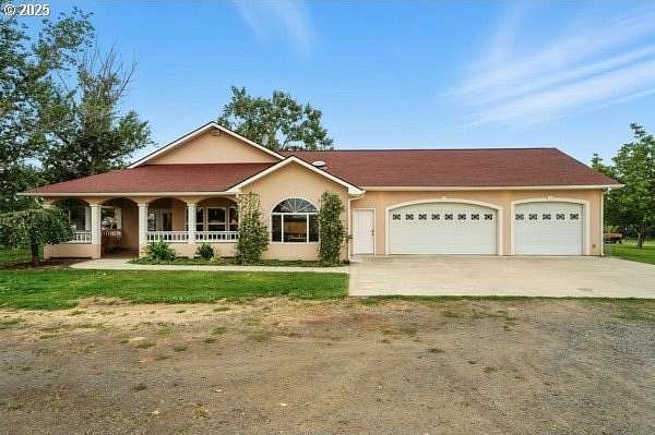 5.42 Acres of Residential Land with Home for Sale in Milton-Freewater, Oregon