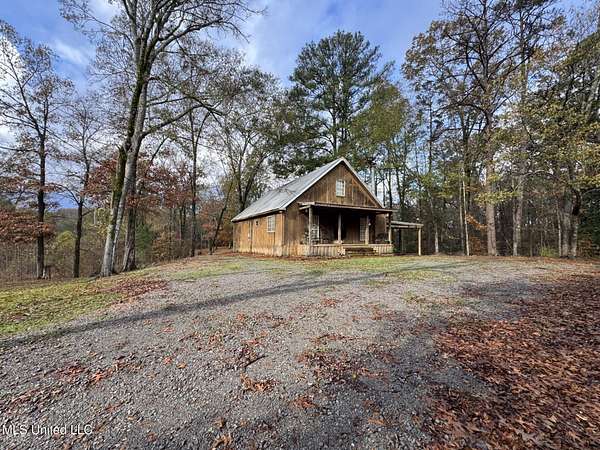 8.47 Acres of Residential Land with Home for Sale in Natchez, Mississippi