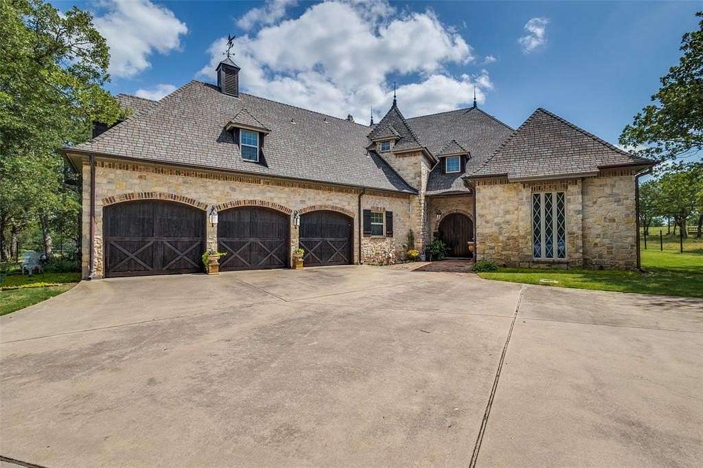 10 Acres of Residential Land with Home for Sale in Bridgeport, Texas