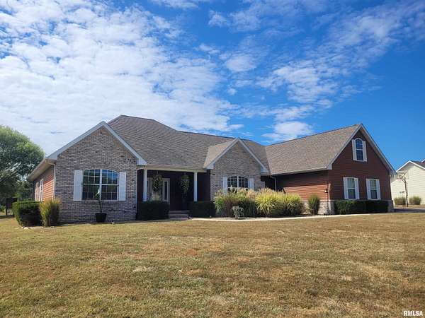 7 Acres of Residential Land with Home for Sale in Mount Vernon, Illinois