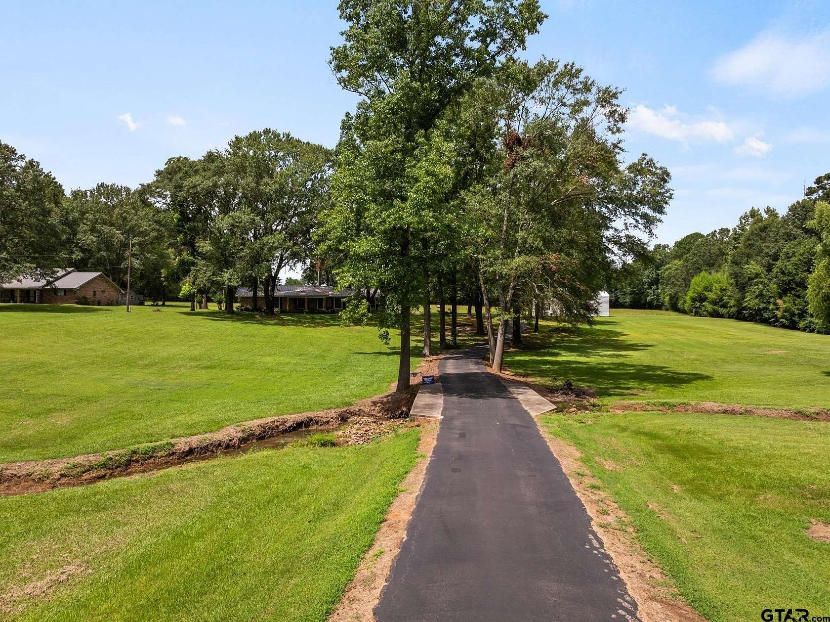 7 Acres of Residential Land with Home for Sale in Pittsburg, Texas