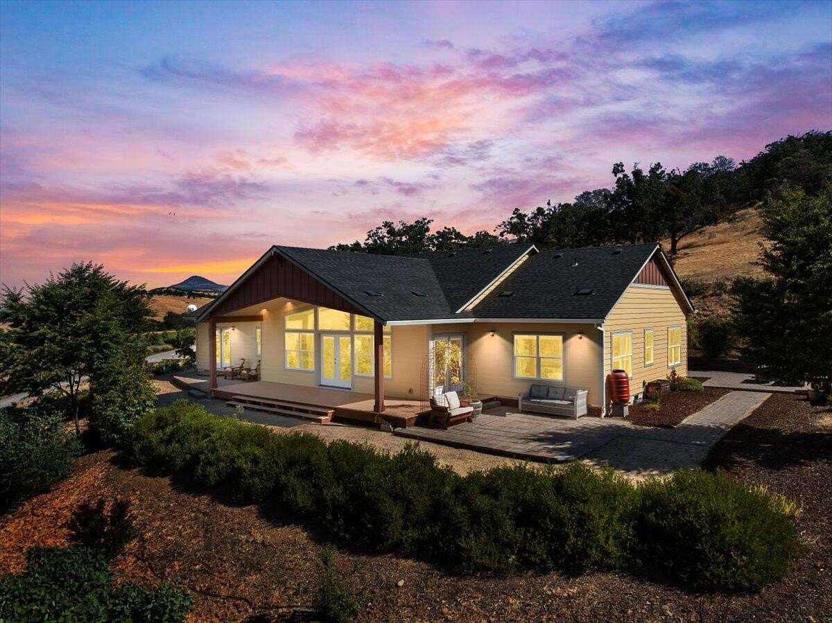 2.28 Acres of Residential Land with Home for Sale in Medford, Oregon