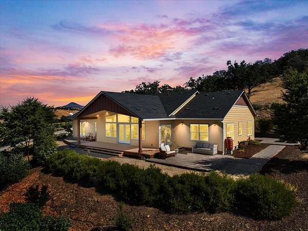 2.28 Acres of Residential Land with Home for Sale in Medford, Oregon