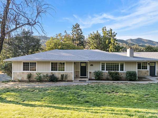 4.54 Acres of Residential Land with Home for Sale in Rogue River, Oregon