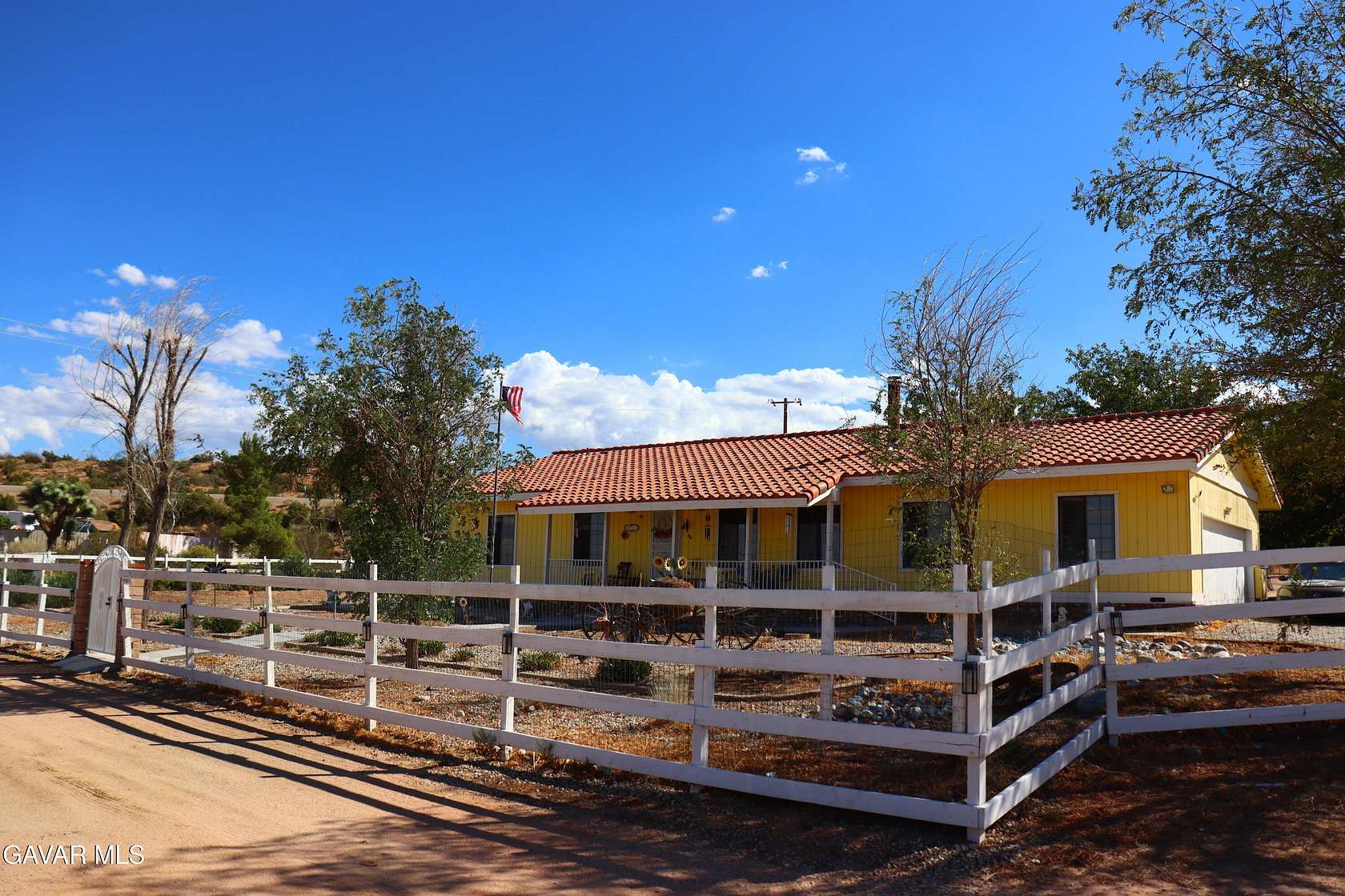 2 Acres of Residential Land with Home for Sale in Palmdale, California