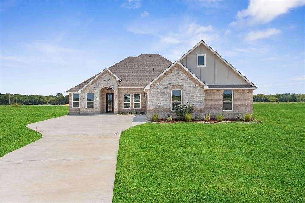 2.28 Acres of Residential Land with Home for Sale in Corsicana, Texas