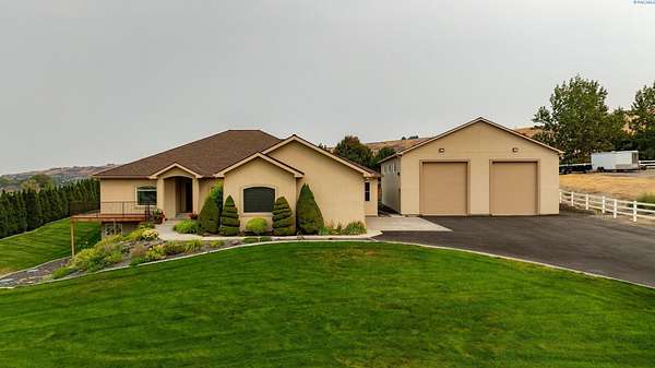 2 Acres of Residential Land with Home for Sale in Kennewick, Washington