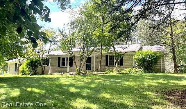 2 Acres of Residential Land with Home for Sale in Oakland Charter Township, Michigan