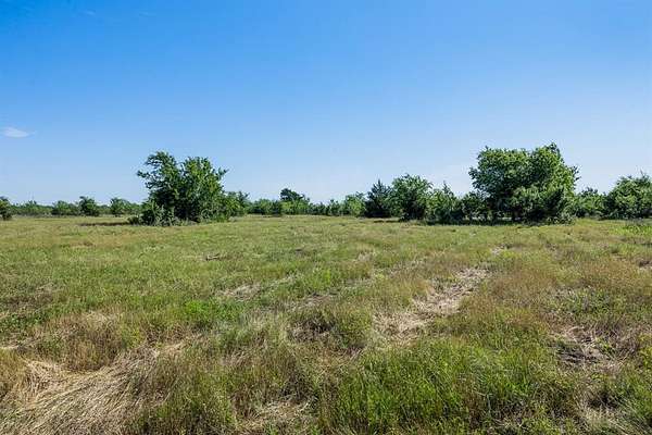 10 Acres of Recreational & Residential Land for Sale in Groesbeck, Texas