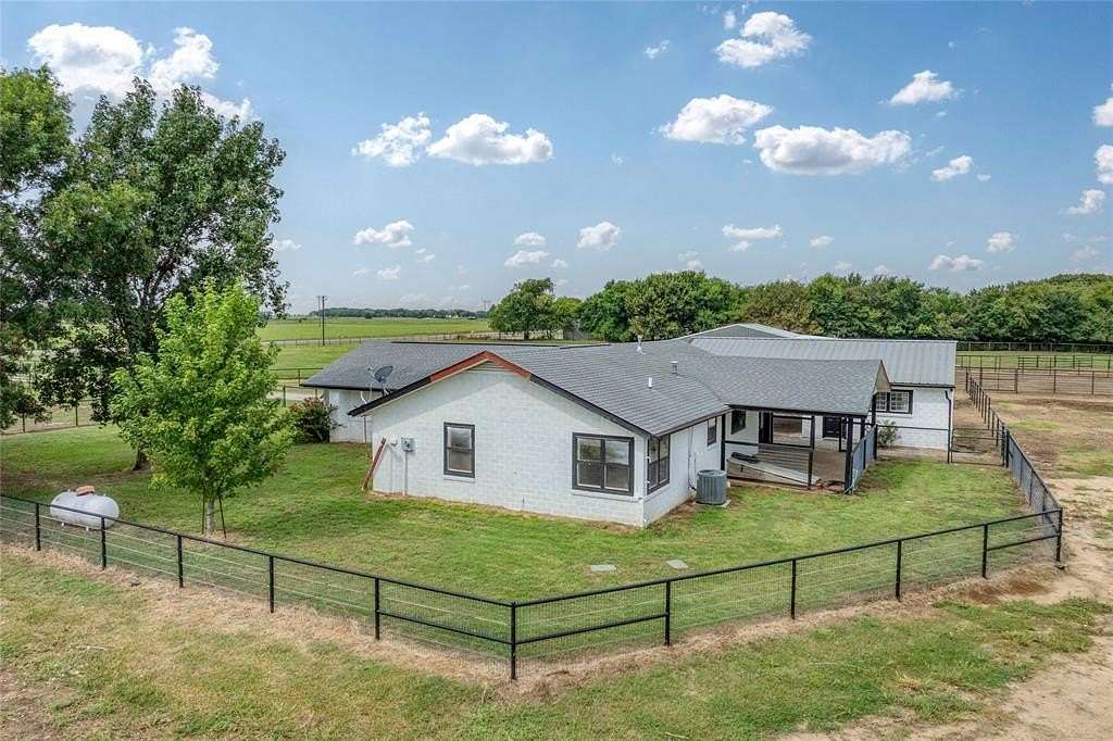 17 Acres of Land with Home for Sale in Whitesboro, Texas