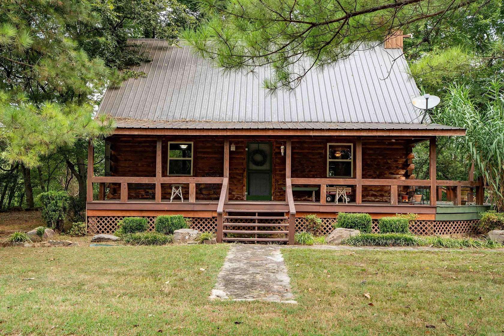 4.32 Acres of Residential Land with Home for Sale in Batesville, Arkansas