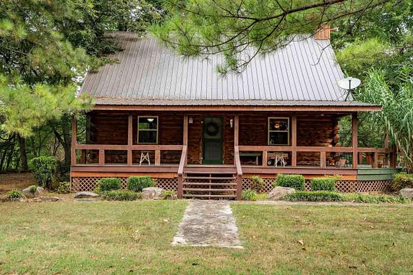 4.32 Acres of Residential Land with Home for Sale in Batesville, Arkansas