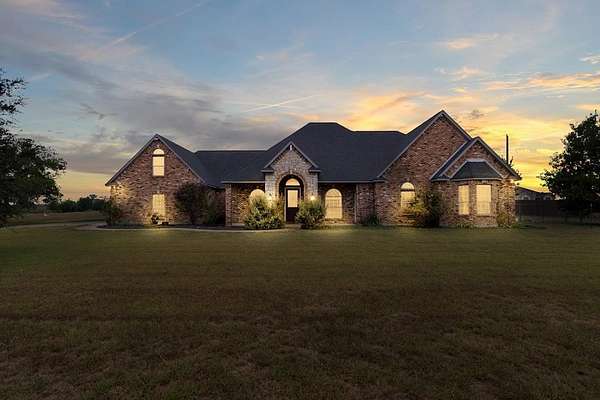 2.5 Acres of Residential Land with Home for Sale in Waxahachie, Texas