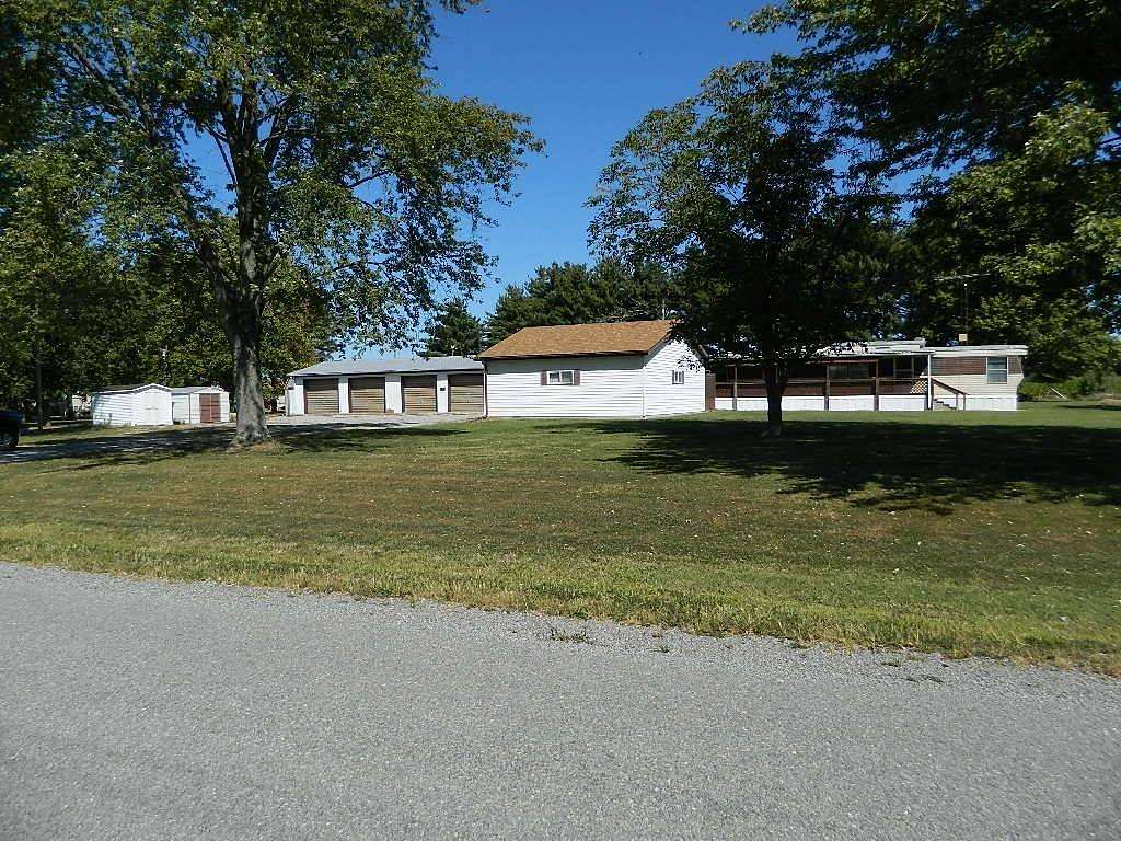2 Acres of Residential Land with Home for Sale in Fairfield, Illinois
