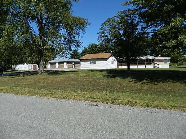 2 Acres of Residential Land with Home for Sale in Fairfield, Illinois