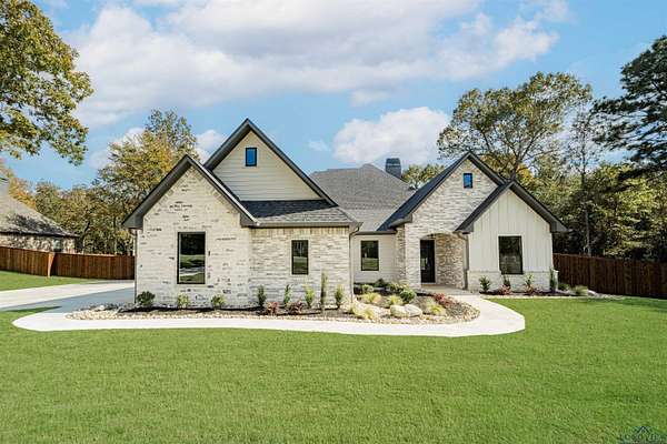 2.47 Acres of Residential Land with Home for Sale in Longview, Texas