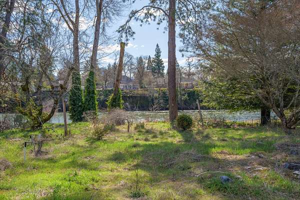 0.33 Acres of Residential Land for Sale in Grants Pass, Oregon