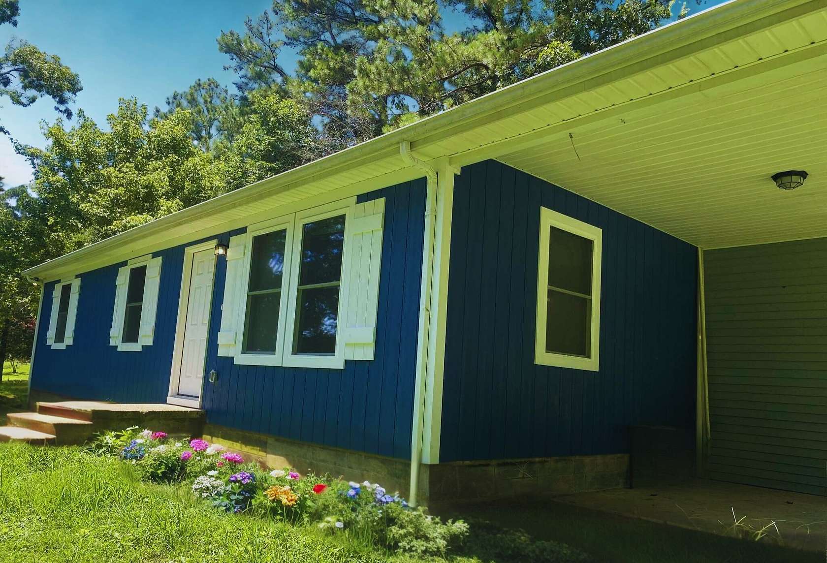 1.6 Acres of Residential Land with Home for Sale in Ashland City, Tennessee