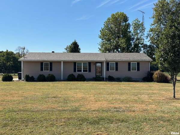 1.6 Acres of Residential Land with Home for Sale in Sandoval, Illinois