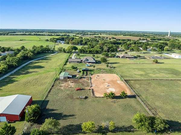 3.1 Acres of Residential Land with Home for Sale in Van Alstyne, Texas