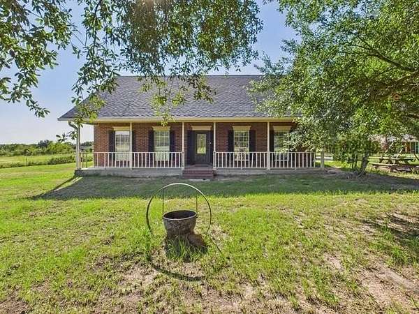 3.25 Acres of Residential Land with Home for Sale in Malakoff, Texas
