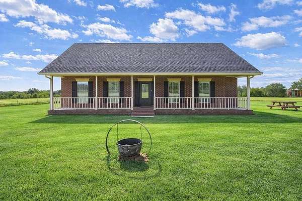 3.25 Acres of Residential Land with Home for Sale in Malakoff, Texas