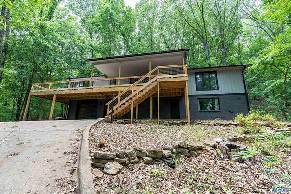 1.5 Acres of Residential Land with Home for Lease in Owens Cross Roads, Alabama