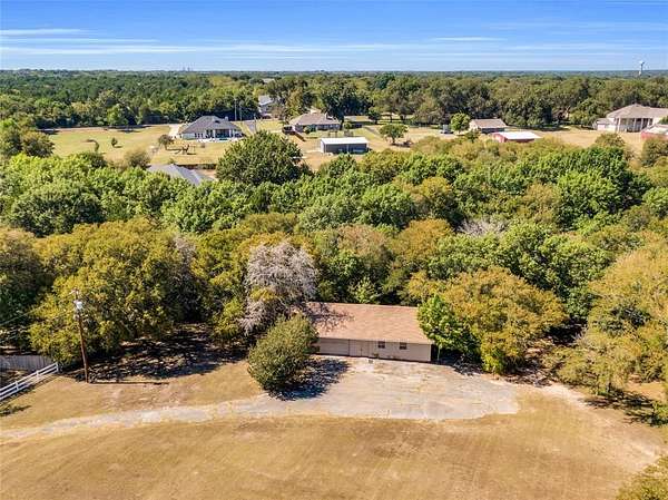 2 Acres of Residential Land for Sale in Oak Leaf, Texas