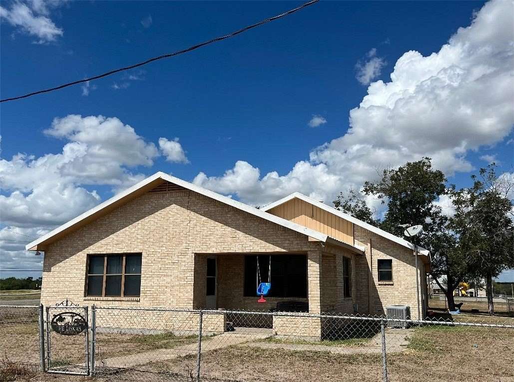 2 Acres of Residential Land with Home for Sale in Oakville, Texas