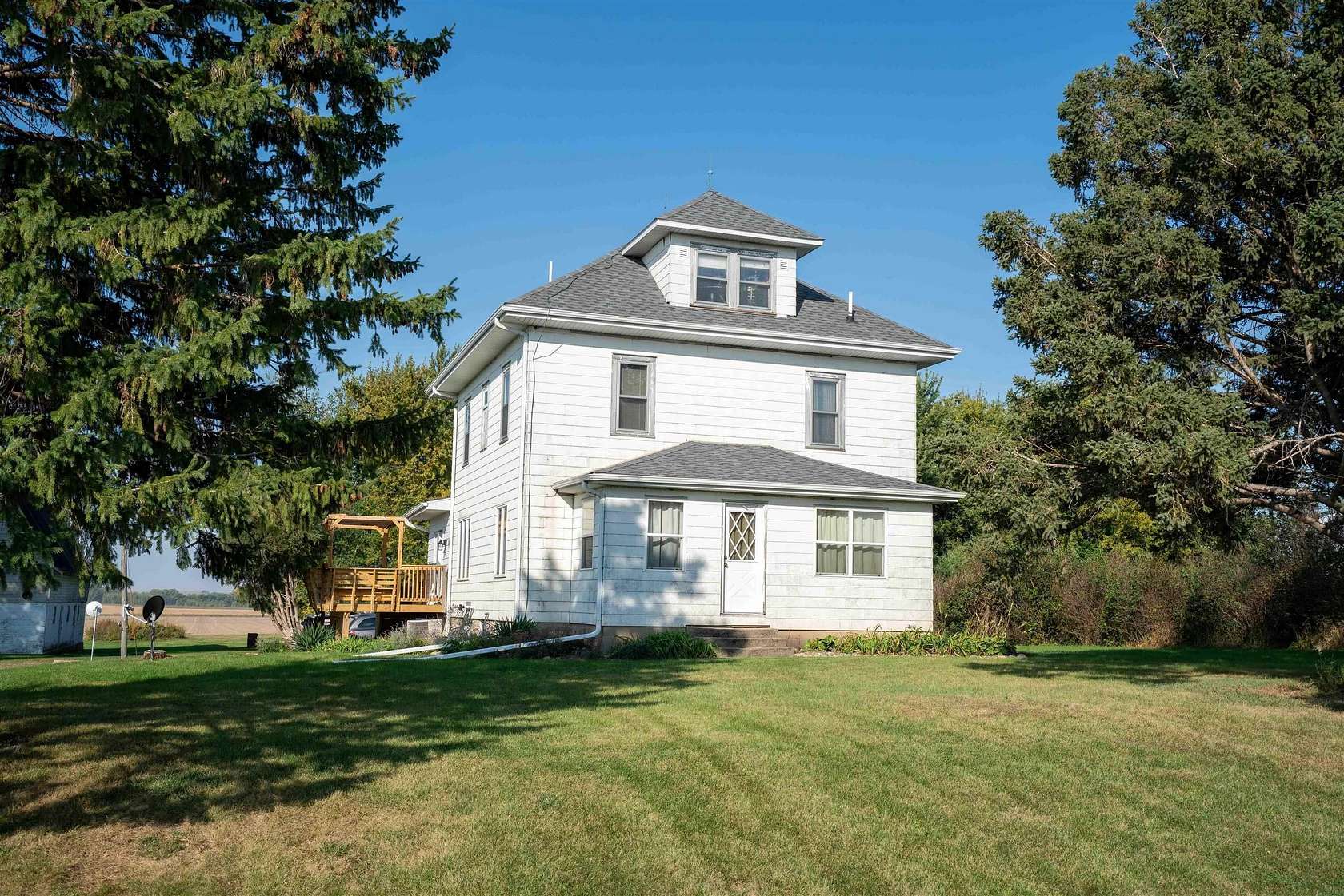 2.86 Acres of Residential Land with Home for Sale in Parkersburg, Iowa